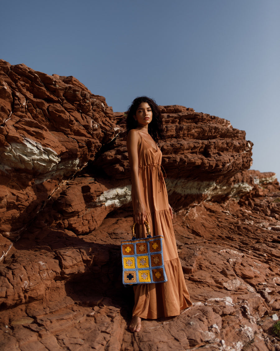Dal design esclusivo, la shopping x è simbolo di artigianalità e ricercatezza. Viene declinata in nuances perfettamente abbinabili al tema "In the wood", dando vita all'immagine di una donna ironica, femminile ed unica.     ARTICOLO UNICO.   Manici in Plexiglass Parti metalliche argentate Tasca interna Interno in juta fibra tessile ed ecologica Manifattura artigianale Prodotta in Italia Misure 31x31x12
