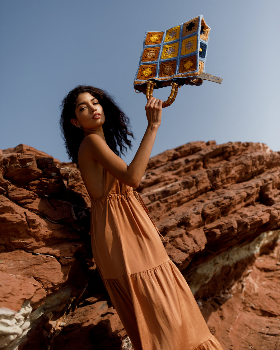 Dal design esclusivo, la shopping x è simbolo di artigianalità e ricercatezza. Viene declinata in nuances perfettamente abbinabili al tema "In the wood", dando vita all'immagine di una donna ironica, femminile ed unica.     ARTICOLO UNICO.   Manici in Plexiglass Parti metalliche argentate Tasca interna Interno in juta fibra tessile ed ecologica Manifattura artigianale Prodotta in Italia Misure 31x31x12