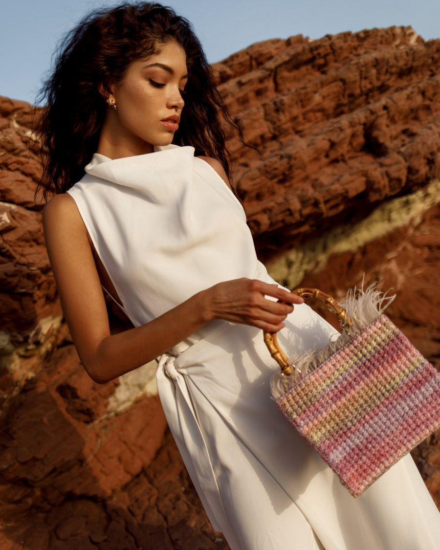 Emblema di eleganza e versatilità, questa particolarissima Light Bag dai colori pastello, è perfetta per ogni occasione!  Pensata per avere sempre con sé ciò che è indispensabile, senza rinunciare a stile e particolarità.      ARTICOLO UNICO.   Manici in bambù Parti metalliche dorate Tracolla rimovibile Interno in juta fibra tessile ed ecologica  Manifattura artigianale Prodotta in Italia  Misure 23x21x13