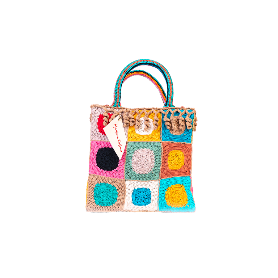 Design patchwork coronato da una splendida e sottile cornice beige, completata da un manico multicolore e dagli “sbaruffi” elicoidali. Tote Bag eccentrica e vivace, realizzata all’uncinetto. La sua tracolla rimovibile permette di portare la borsa a spalla. Di manifattura artigianale, prodotta in Italia.
