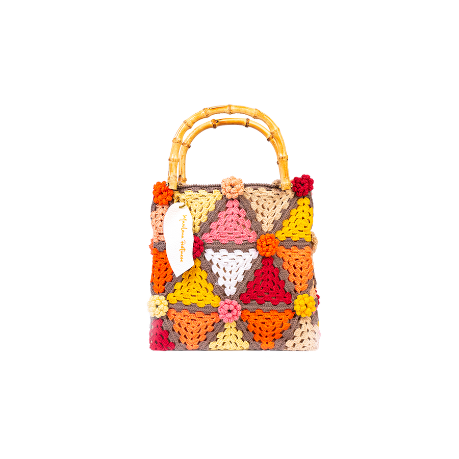 Triangolo dopo triangolo, intreccio dopo intreccio, prende forma questo modello, gioiello di punta per l'intera collezione. I manici in bambù, uno dei simboli identificativi del brand, permettono di indossarla come borsa a mano; La sua tracolla rimovibile, invece, permette di portare la borsa a spalla. Di manifattura artigianale, prodotta in Italia.
