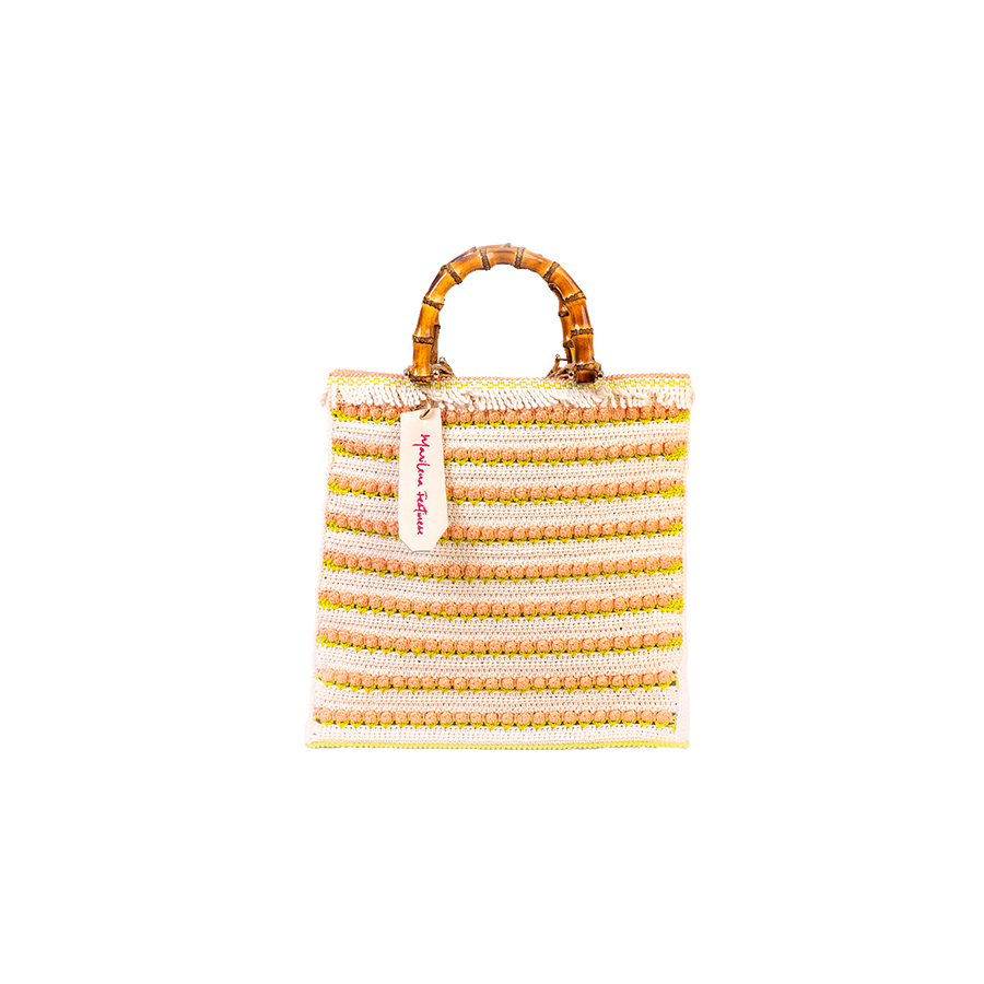 Incantevole Tote Bag composta interamente da ricercati dettagli, utilizzando il "Punto Tulipano". Piccoli fiori di un rosa pallido si alternano a linee di un bianco morbido. I manici in bambù, uno dei simboli identificativi del brand, permettono di indossarla come borsa a mano; La sua tracolla rimovibile, invece, permette di portare la borsa a spalla. Di manifattura artigianale, prodotta in Italia.