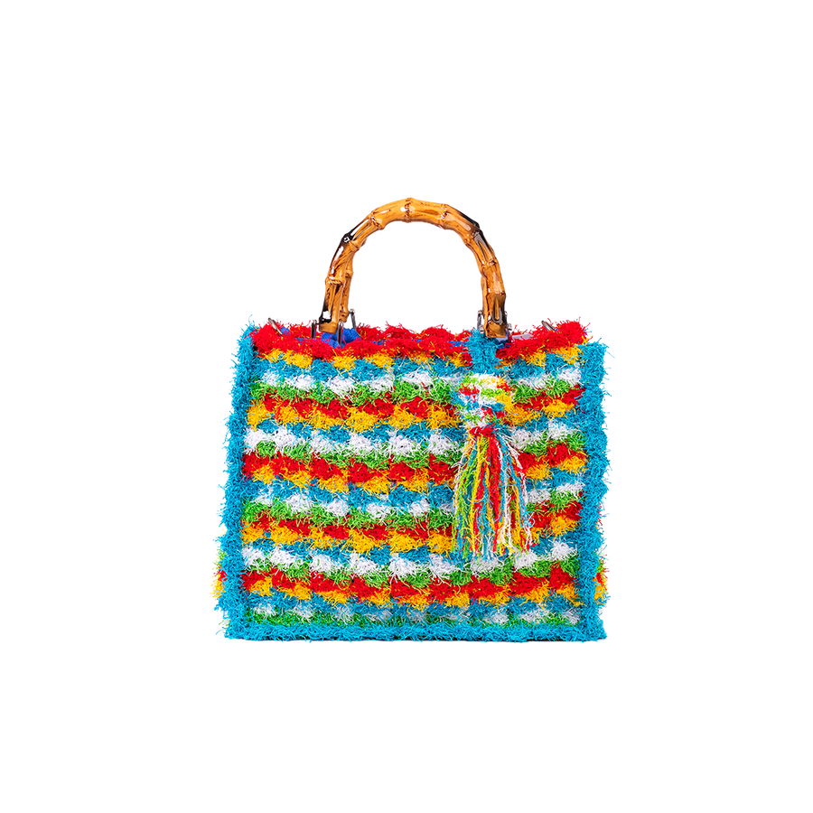 Questa piccola shopping bag lavorata ad uncinetto, è composta da piccoli elementi geometrici ben definiti. I manici in bambù, uno dei simboli identificativi del brand, permettono di indossarla come borsa a mano; La sua tracolla rimovibile, invece, permette di portare la borsa a spalla. Di manifattura artigianale, prodotta in Italia.