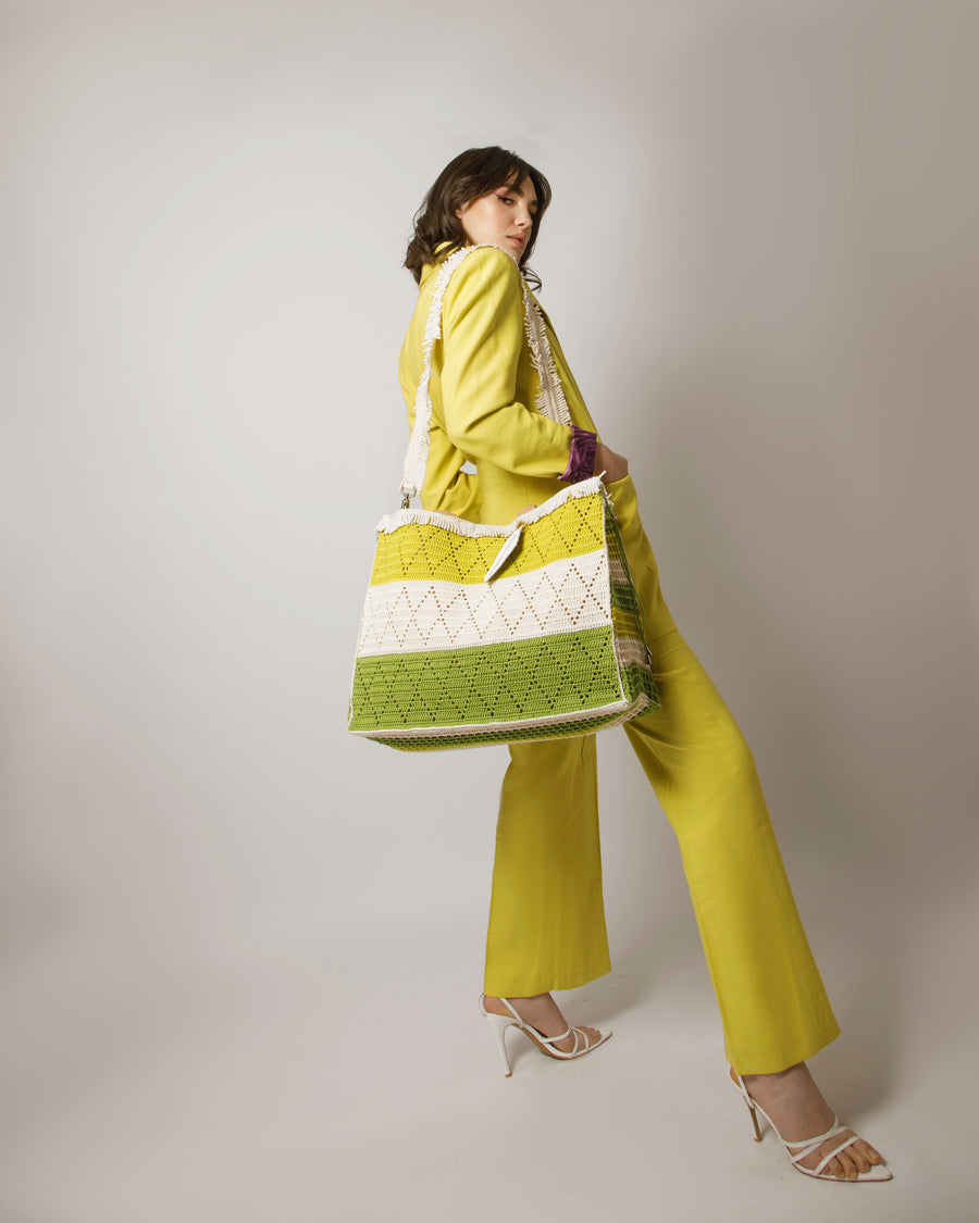 Ordinata ed elegante, questa Tote bag di produzione artigianale esprime il movimento tramite figure geometriche ed un punto ondulato. I suoi manici bianchi permettono di indossarla come borsa a mano; La sua tracolla rimovibile, invece, permette di portare la borsa a spalla. Di manifattura artigianale, prodotta in Italia.