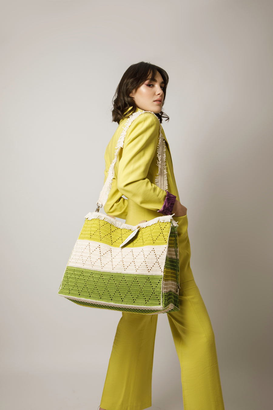 Ordinata ed elegante, questa Tote bag di produzione artigianale esprime il movimento tramite figure geometriche ed un punto ondulato. I suoi manici bianchi permettono di indossarla come borsa a mano; La sua tracolla rimovibile, invece, permette di portare la borsa a spalla. Di manifattura artigianale, prodotta in Italia.