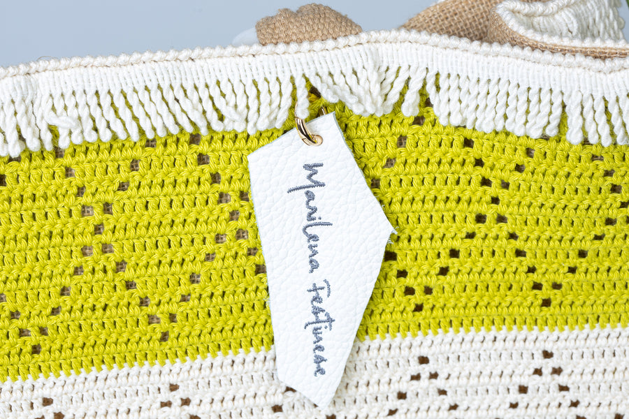 Ordinata ed elegante, questa Tote bag di produzione artigianale esprime il movimento tramite figure geometriche ed un punto ondulato. I suoi manici bianchi permettono di indossarla come borsa a mano; La sua tracolla rimovibile, invece, permette di portare la borsa a spalla. Di manifattura artigianale, prodotta in Italia.
