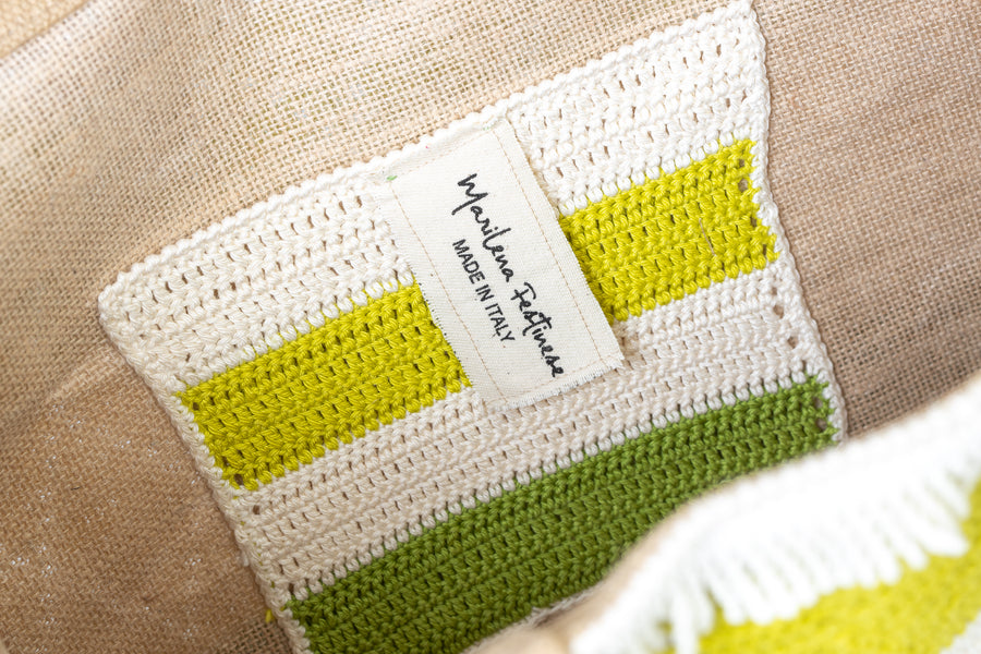 Ordinata ed elegante, questa Tote bag di produzione artigianale esprime il movimento tramite figure geometriche ed un punto ondulato. I suoi manici bianchi permettono di indossarla come borsa a mano; La sua tracolla rimovibile, invece, permette di portare la borsa a spalla. Di manifattura artigianale, prodotta in Italia.