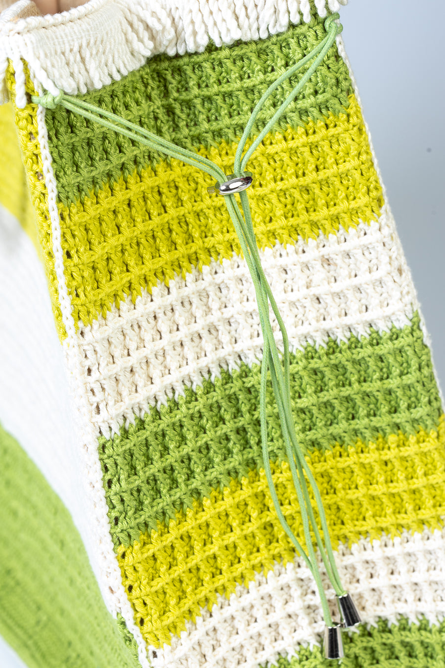 Ordinata ed elegante, questa Tote bag di produzione artigianale esprime il movimento tramite figure geometriche ed un punto ondulato. I suoi manici bianchi permettono di indossarla come borsa a mano; La sua tracolla rimovibile, invece, permette di portare la borsa a spalla. Di manifattura artigianale, prodotta in Italia.