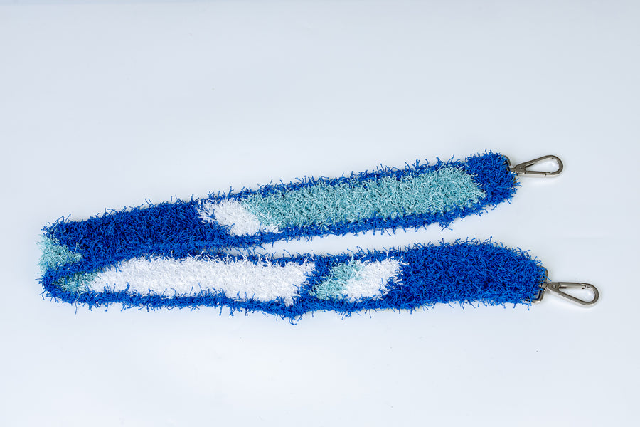 Dal fascino unico, questo pezzo della collezione è un ricordo delle sensazioni che il cielo Texano regala. I suoi manici borbidi, realizzati mediante uncinetto, permettono di indossarla come borsa a mano; La sua tracolla rimovibile, invece, permette di portare la borsa a spalla. Di manifattura artigianale, prodotta in Italia. 