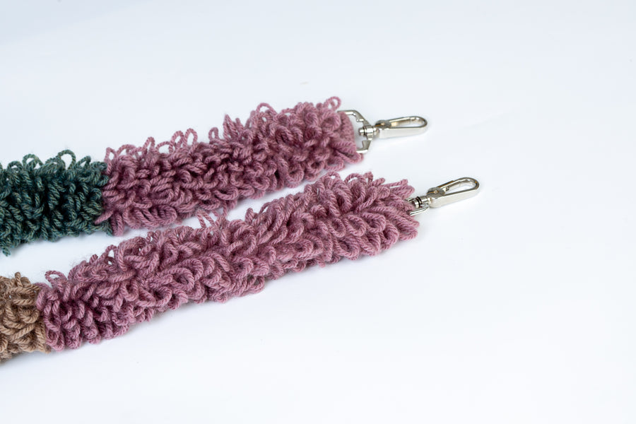 Tote bag lavorata ad uncinetto con la tecnica del punto waffle, composta da sei linee dai colori tenui e delicati. I manici in bambù, uno dei simboli identificativi del brand, permettono di indossarla come borsa a mano; La sua tracolla rimovibile, invece, permette di portare la borsa a spalla. Di manifattura artigianale, prodotta in Italia.