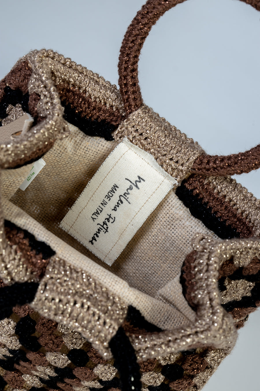 Seconda delle gemelle, glamour e chic, questa light bag è adatta per ogni evento in città. I suoi manici rigidi, interamente rivestiti a mano, permettono di indossarla come borsa a mano; La sua tracolla rimovibile, invece, permette di portare la borsa a spalla. Di manifattura artigianale, prodotta in Italia.