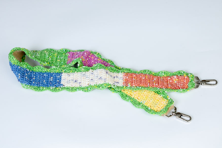 Una composizione di righe di filati diversi lavorati ad un uncinetto, regalano un lavoro unico pieno di allegria. I manici in bambù, uno dei simboli identificativi del brand, permettono di indossarla come borsa a mano; La sua tracolla rimovibile, invece, permette di portare la borsa a spalla. Di manifattura artigianal…